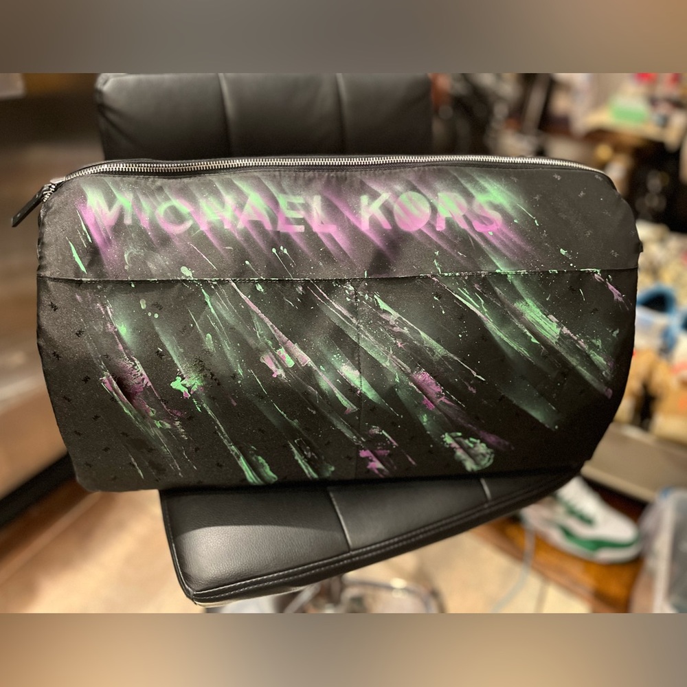 REVERSIBLE RARE MICHAEL KORS XL MENS HARRISON “KorsCity” DUFFLE BAG W/ MONOGRAM - Picture 1 of 9